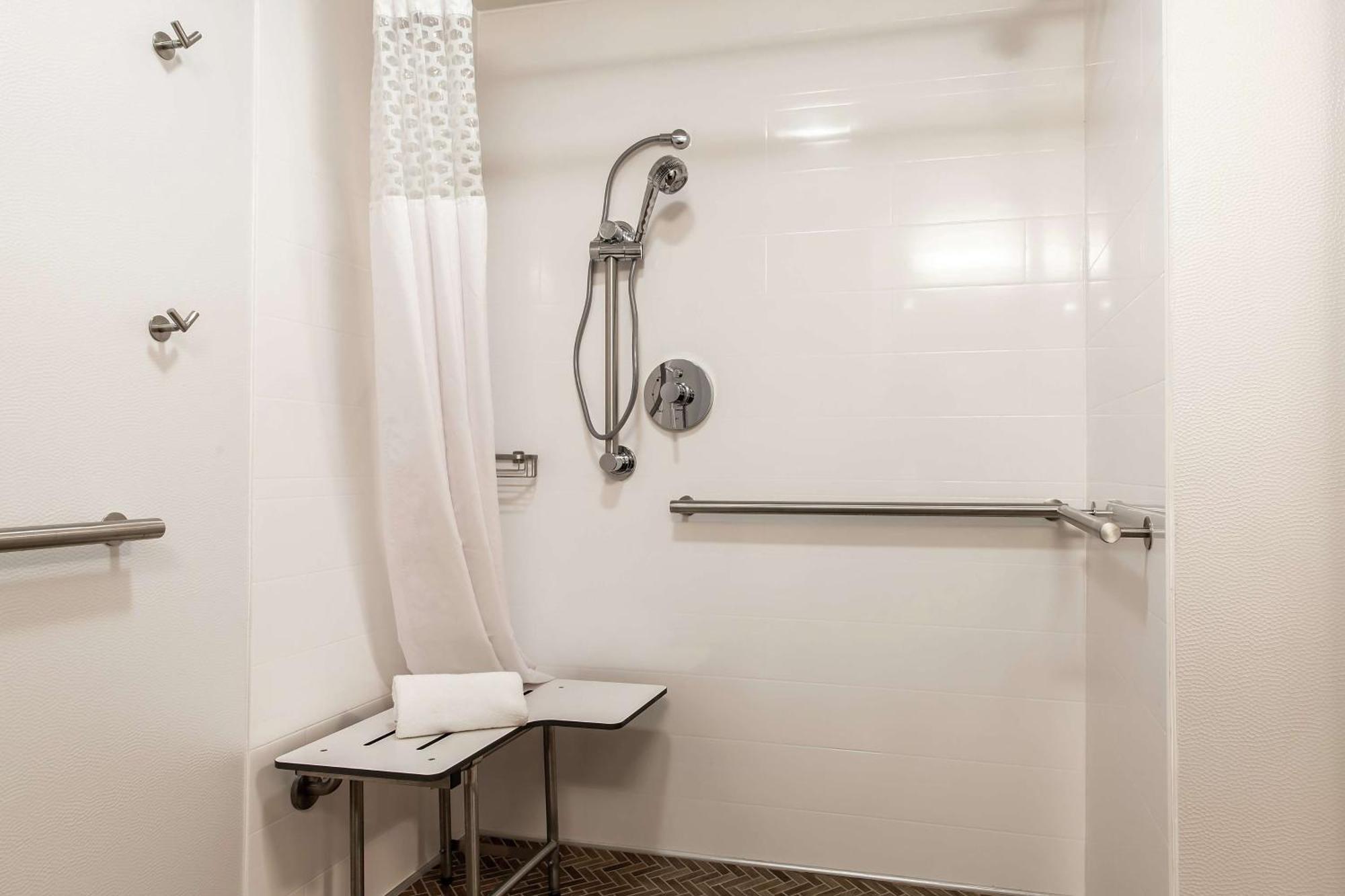 Hampton Inn Рокфорд Экстерьер фото